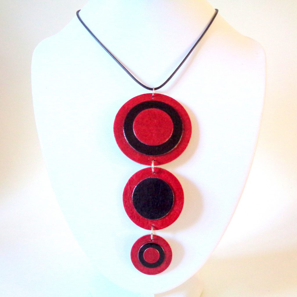 Long pendentif "Ronds" en carton - Rouge carmin et Noir