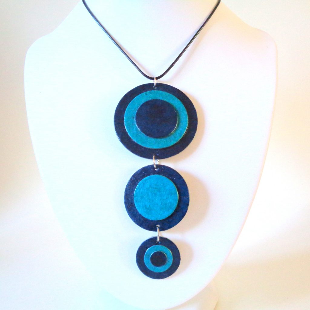 Long pendentif "Ronds" en carton - Bleu outremer/Bleu