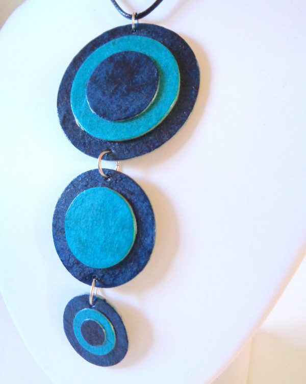 Long pendentif "Ronds" en carton - Bleu outremer/Bleu