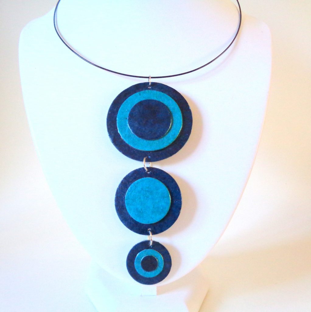 Long pendentif "Ronds" en carton - Bleu outremer/Bleu