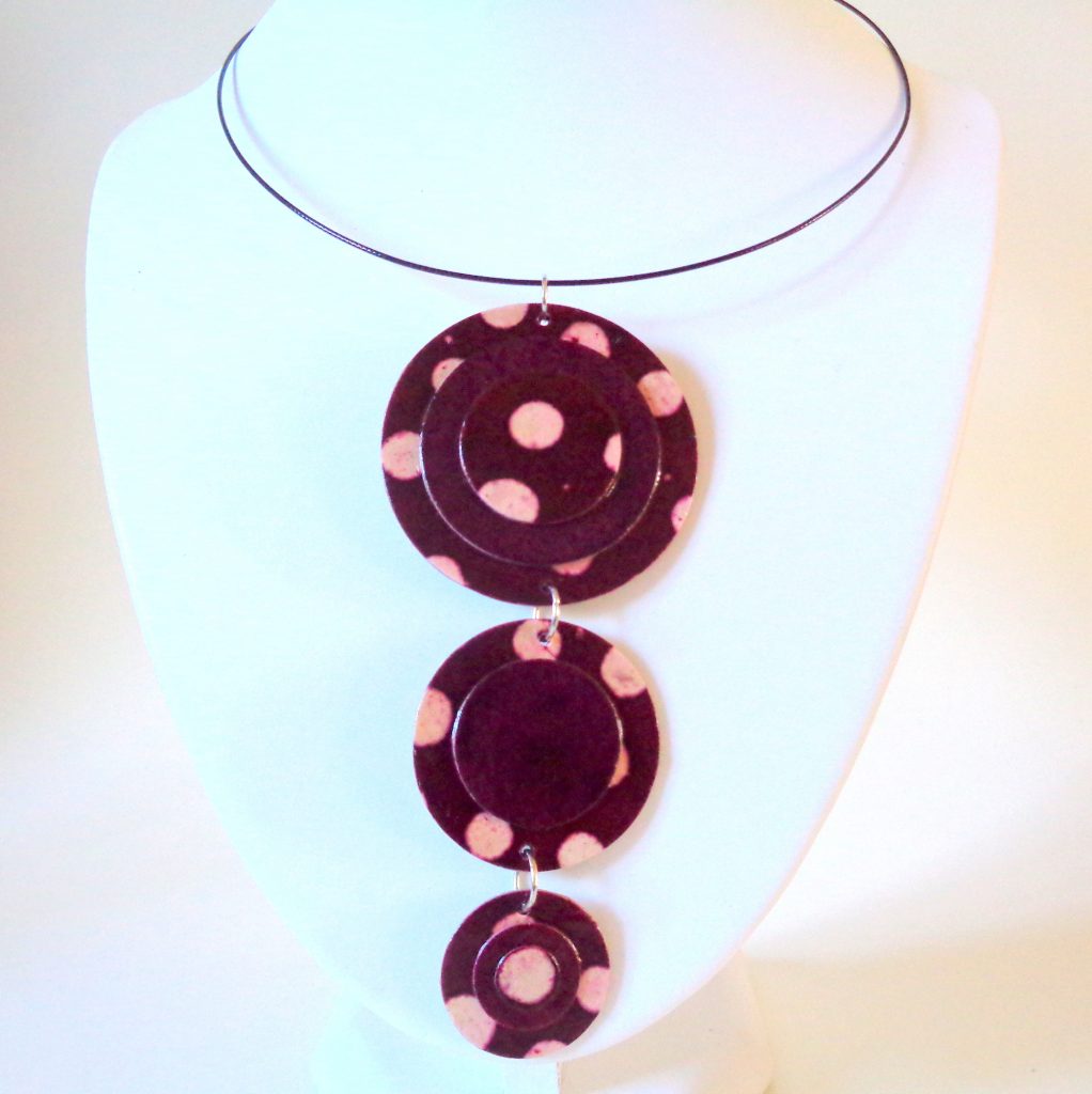 Long pendentif "Ronds" en carton - Bordeaux à pois blancs