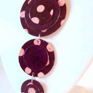 Long pendentif "Ronds" en carton - Bordeaux à pois blancs – Image 3