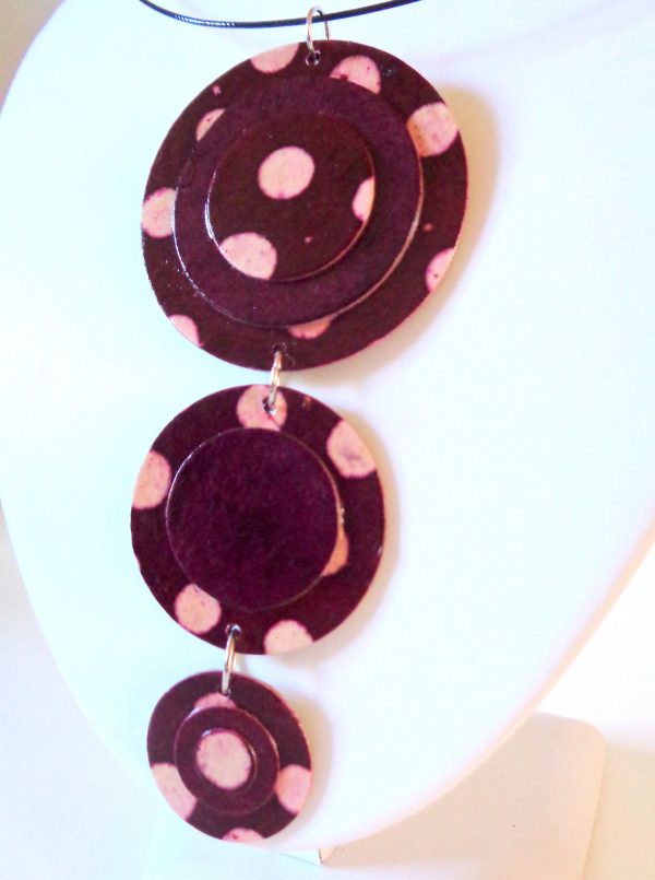 Long pendentif "Ronds" en carton - Bordeaux à pois blancs