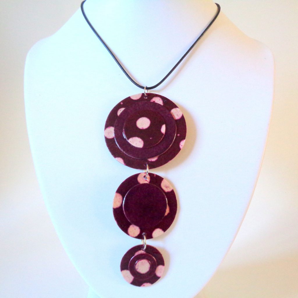 Long pendentif "Ronds" en carton - Bordeaux à pois blancs