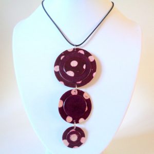 Long pendentif "Ronds" en carton - Bordeaux à pois blancs – Image 2