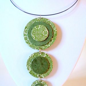 Long pendentif "Ronds" en carton - Vert à fleurs/Vert olive – Image 3