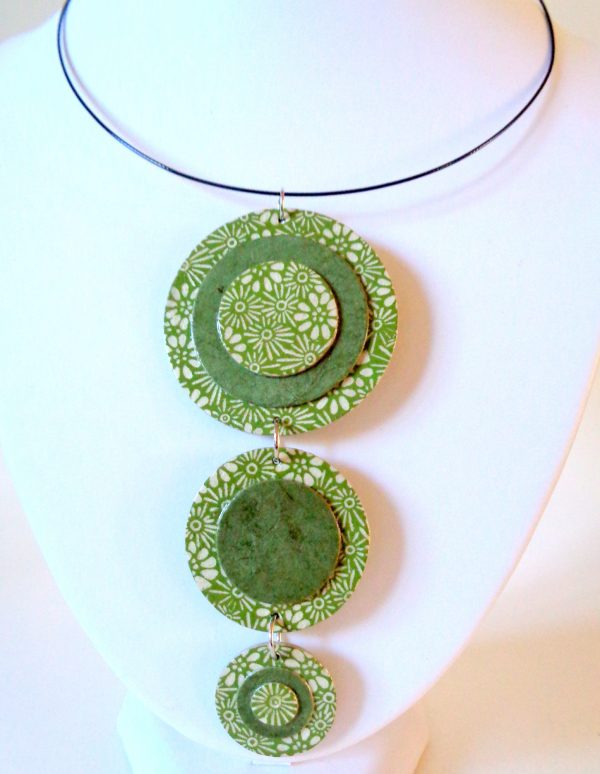 Long pendentif "Ronds" en carton - Vert à fleurs/Vert olive