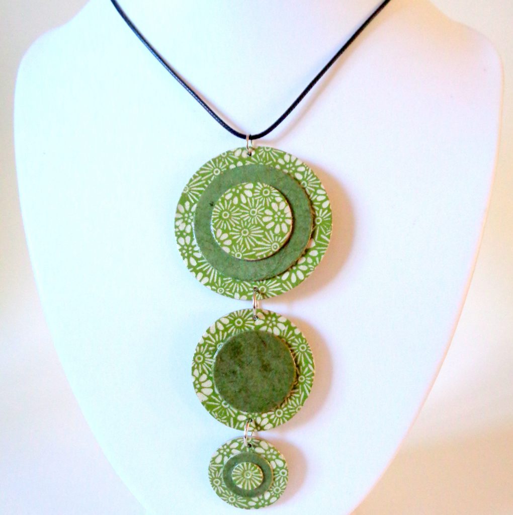 Long pendentif "Ronds" en carton - Vert à fleurs/Vert olive