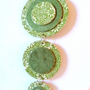 Long pendentif "Ronds" en carton - Vert à fleurs/Vert olive – Image 2