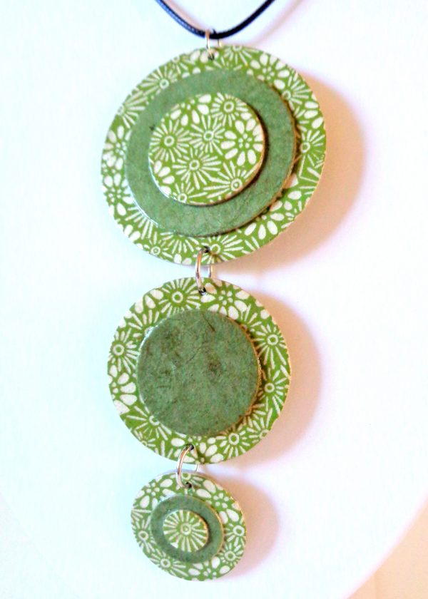 Long pendentif "Ronds" en carton - Vert à fleurs/Vert olive