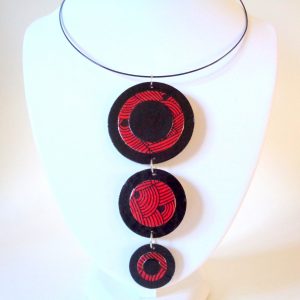 Long pendentif "Ronds" en carton - Noir/Rouge nœuds
