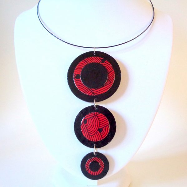 Long pendentif "Ronds" en carton - Noir/Rouge nœuds
