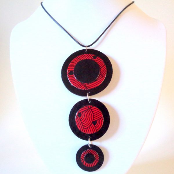 Long pendentif "Ronds" en carton - Noir/Rouge nœuds