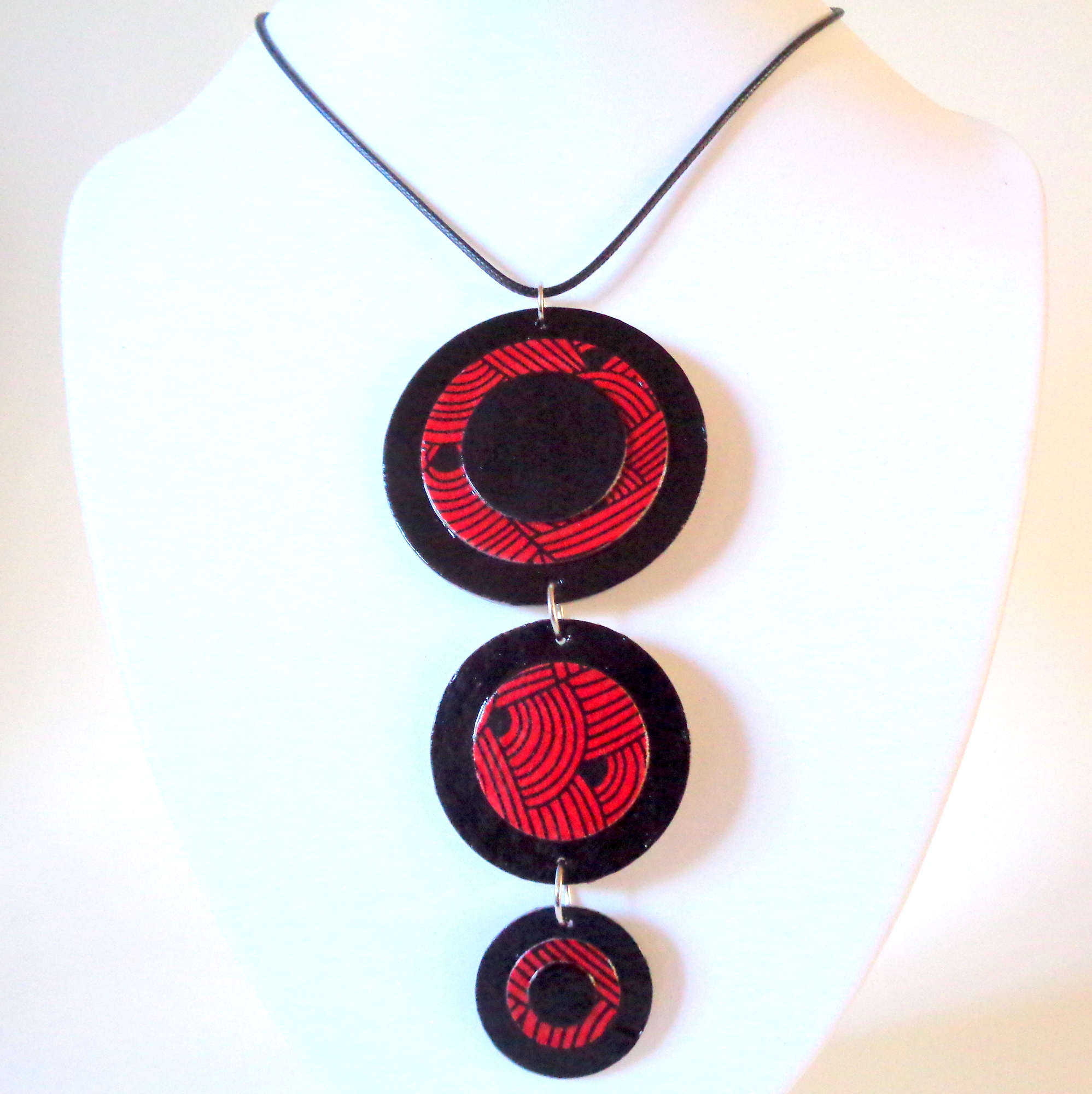 Long pendentif "Ronds" en carton - Noir/Rouge nœuds – Image 2