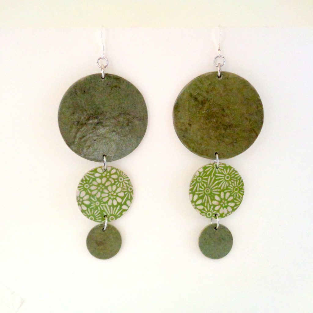 Boucles d'oreille en carton - Longues rondes - Vert olive fleuri - Argent 925