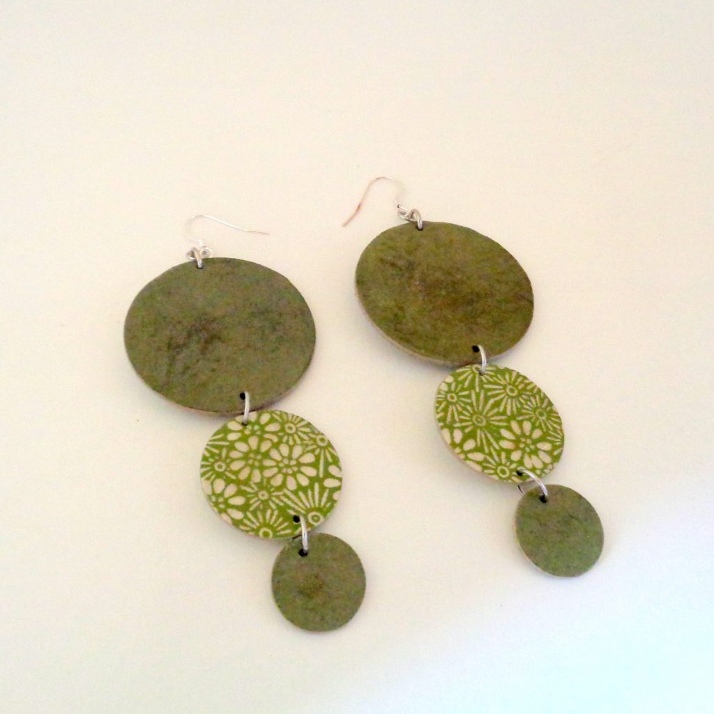 Boucles d'oreille en carton - Longues rondes - Vert olive fleuri - Argent 925