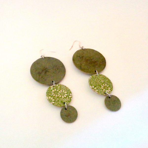 Boucles d'oreille en carton - Longues rondes - Vert olive fleuri - Argent 925