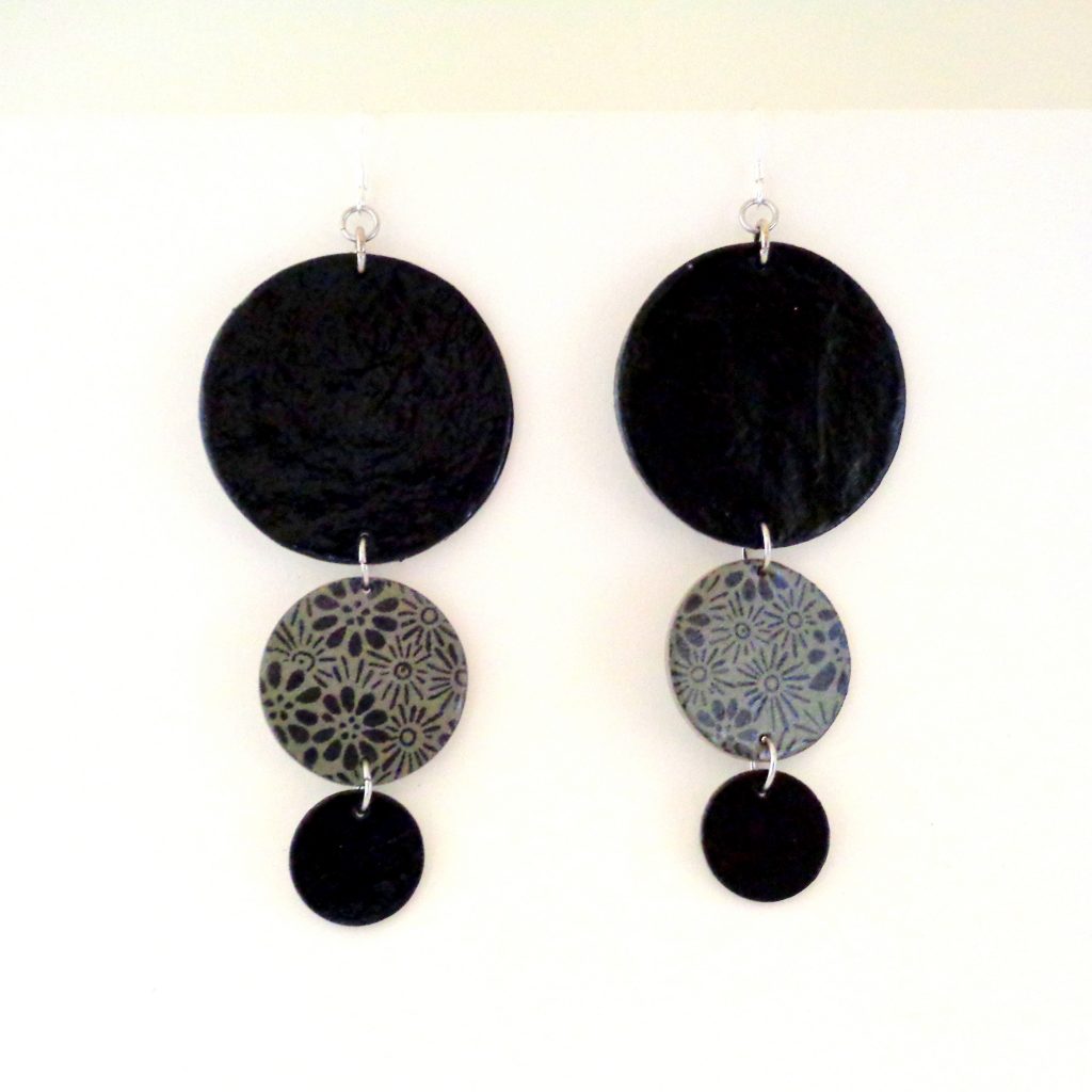 Boucles d'oreille en carton - Longues rondes - Noir et gris à fleurs - Argent 925