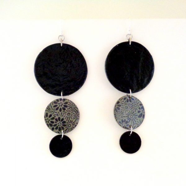 Boucles d'oreille en carton - Longues rondes - Noir et gris à fleurs - Argent 925