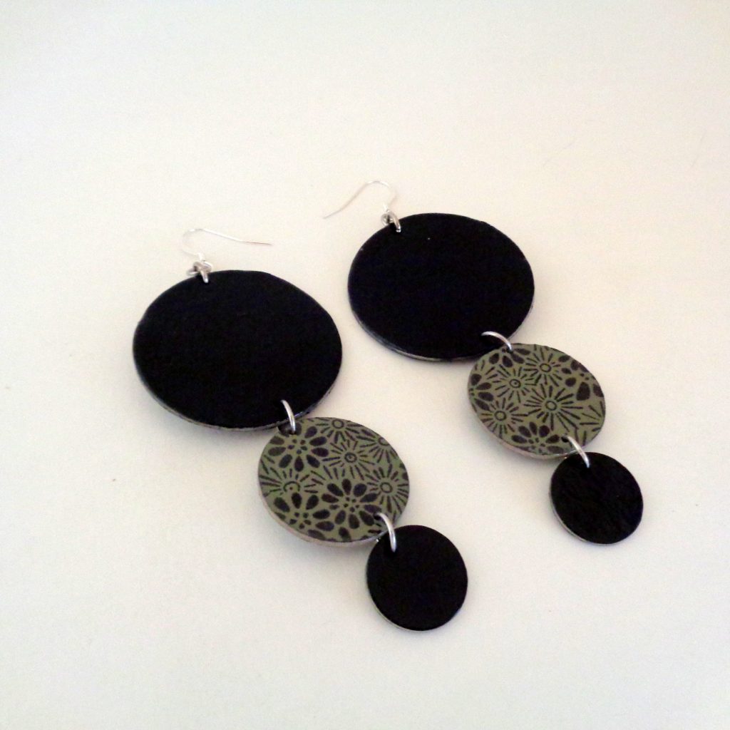 Boucles d'oreille en carton - Longues rondes - Noir et gris à fleurs - Argent 925
