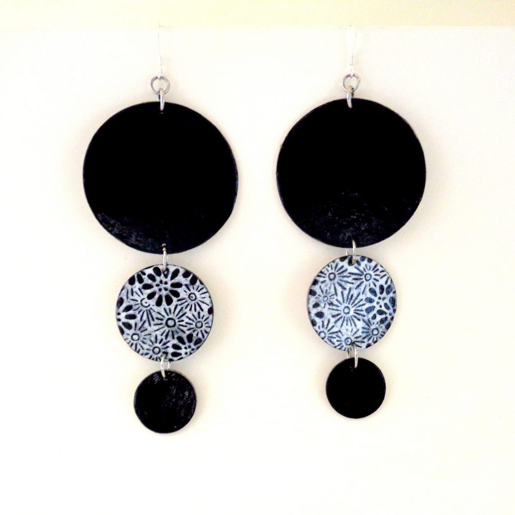 Boucles d'oreille en carton - Longues rondes - Noir et blanc à fleurs - Argent 925