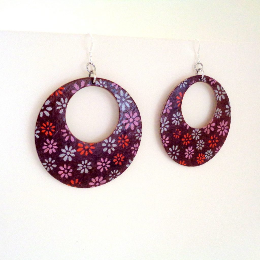 Boucles d'oreille en carton - Grandes Créoles - Bordeaux fleuri 70's - Argent 925