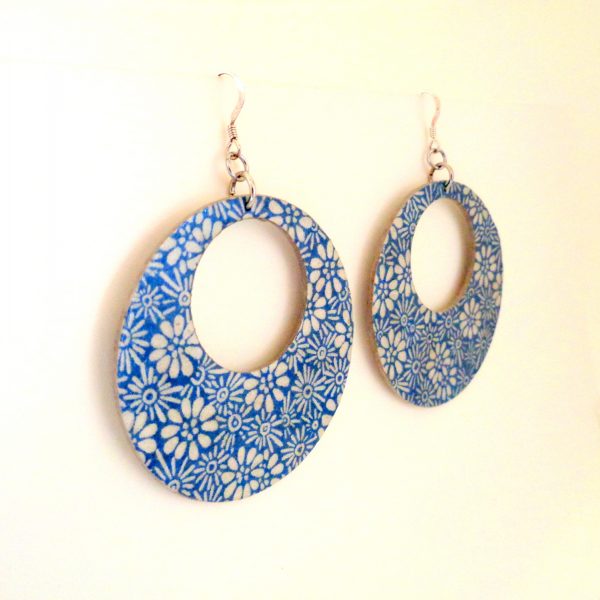 Boucles d'oreille en carton - Grandes créoles - "Bleu fleurs porcelaine" - Argent 925
