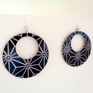 Boucles d'oreille en carton - Grandes créoles - Noir étoilé - Argent 925 – Image 2