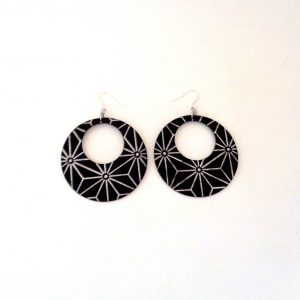 Boucles d'oreille en carton - Grandes créoles - Noir étoilé - Argent 925 – Image 3