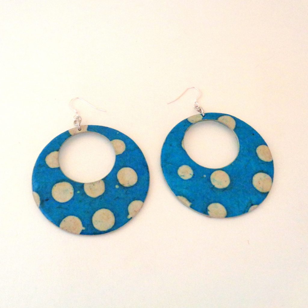 Boucles d'oreille en carton - Grandes créoles - Bleu à pois blancs - Argent 925