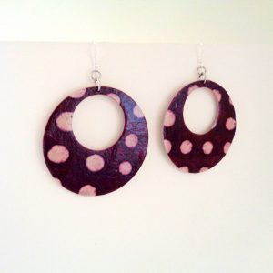 Boucles d'oreille en carton - Grandes créoles - Bordeaux à pois blancs - Argent 925 – Image 3