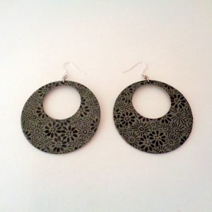 Boucles d'oreille en carton - Grandes créoles - Gris à fleurs noires - Argent 925 – Image 3