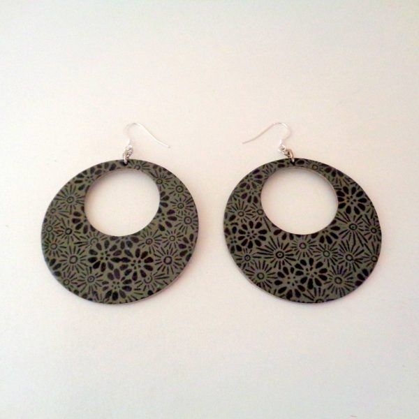 Boucles d'oreille en carton - Grandes créoles - Gris à fleurs noires - Argent 925