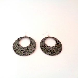 Boucles d'oreille en carton - Grandes créoles - Gris à fleurs noires - Argent 925 – Image 2