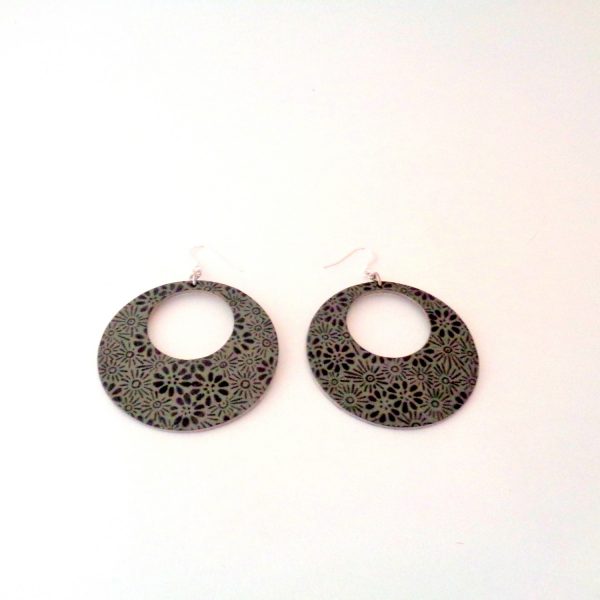 Boucles d'oreille en carton - Grandes créoles - Gris à fleurs noires - Argent 925