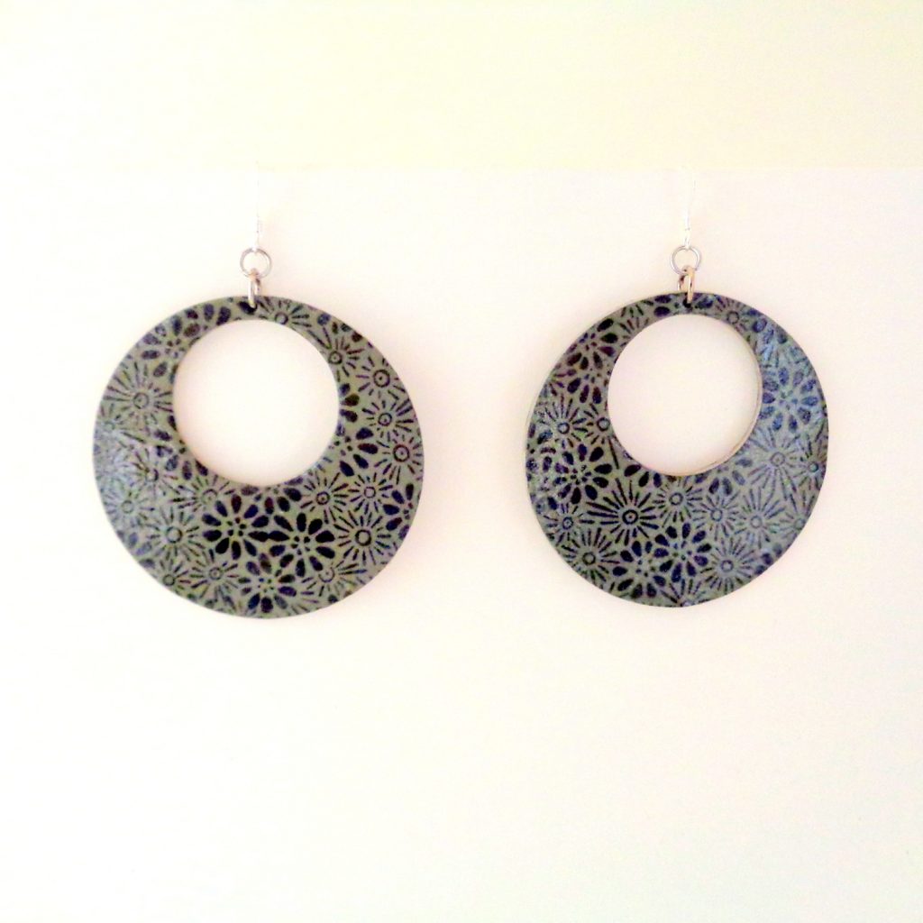 Boucles d'oreille en carton - Grandes créoles - Gris à fleurs noires - Argent 925