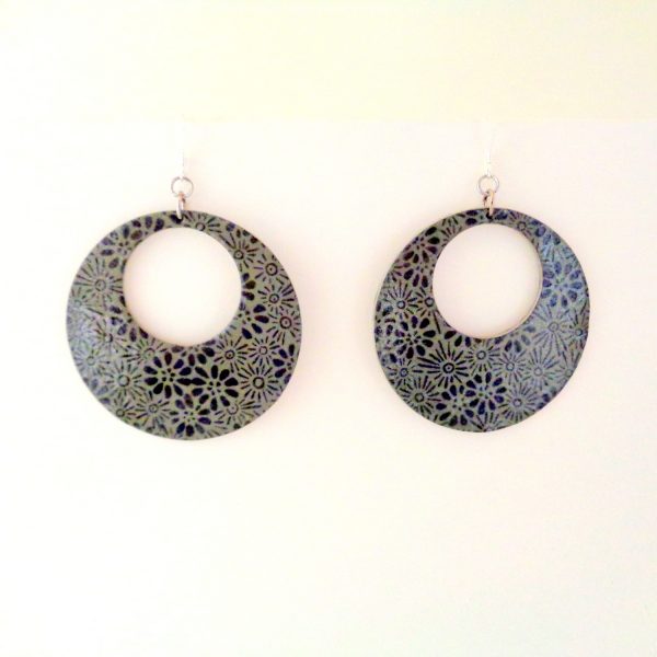 Boucles d'oreille en carton - Grandes créoles - Gris à fleurs noires - Argent 925