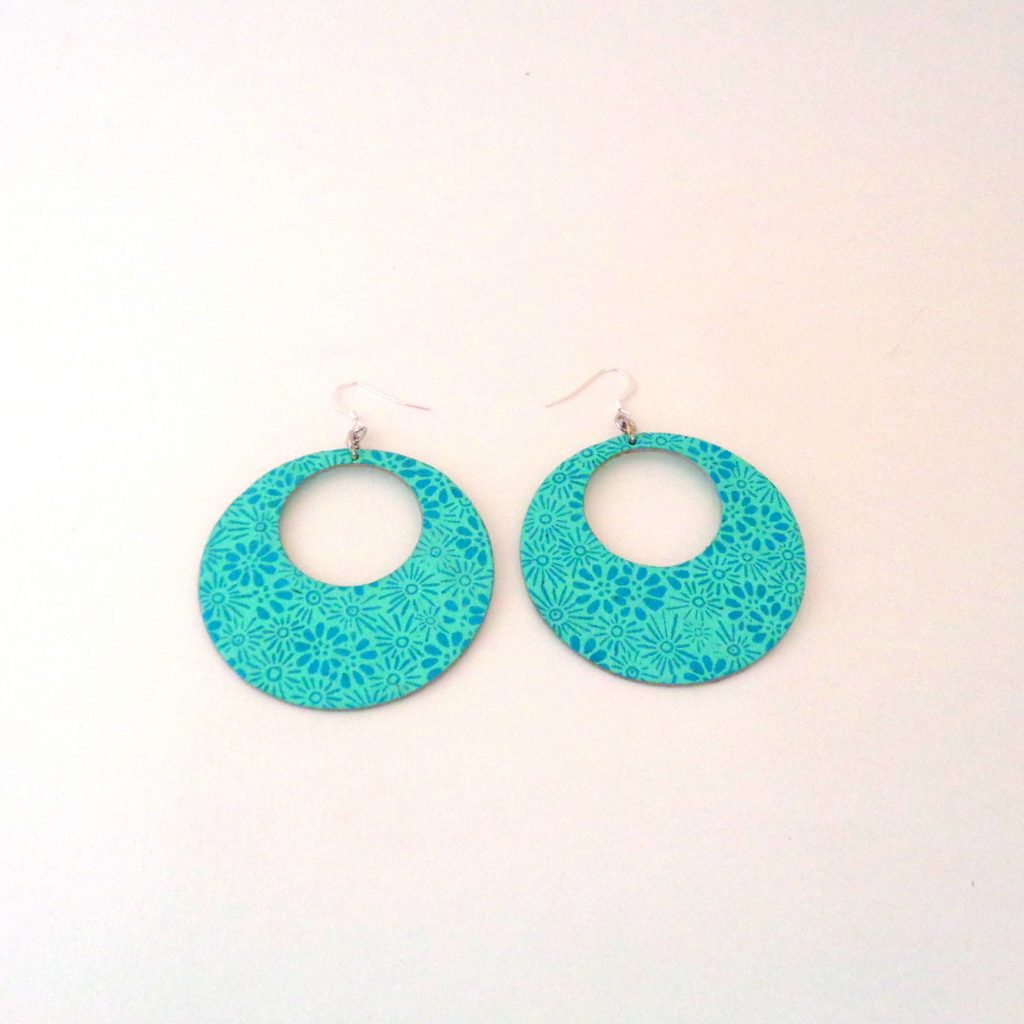 Boucles d'oreille en carton - Grandes créoles - Bleu à fleurs turquoises - Argent 925