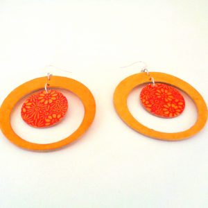 Boucles d'oreille en carton - "Grandes Créoles plus une" - Jaune ocre/Orange à fleurs - Argent 925 – Image 3