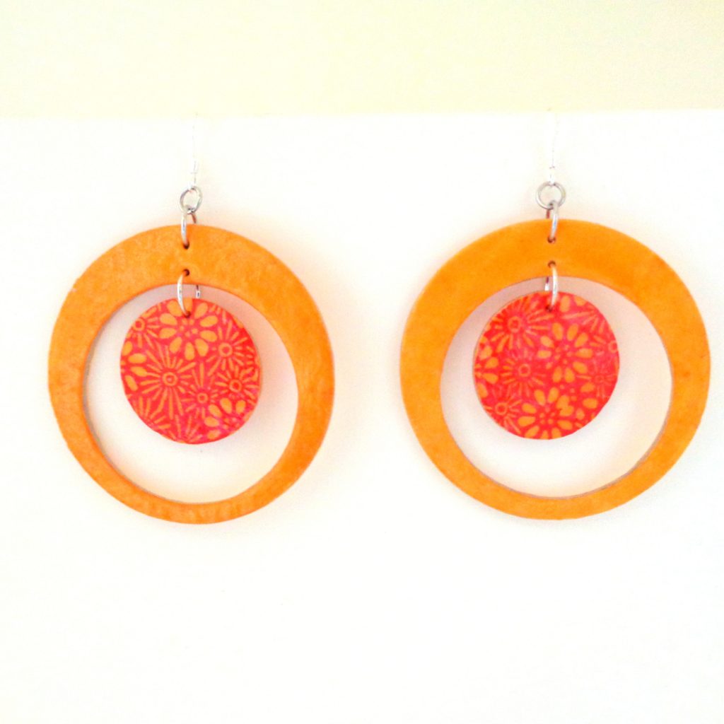 Boucles d'oreille en carton - "Grandes Créoles plus une" - Jaune ocre/Orange à fleurs - Argent 925