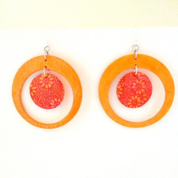 Boucles d'oreille en carton - "Grandes Créoles plus une" - Jaune ocre/Orange à fleurs - Argent 925