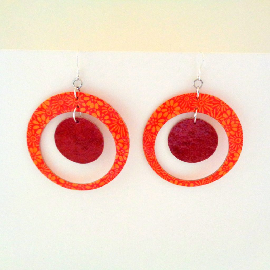 Boucles d'oreille en carton - "Grandes créoles plus une" - Orange à fleurs/Rouge carmin - Argent 925