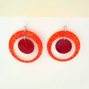 Boucles d'oreille en carton - "Grandes créoles plus une" - Orange à fleurs/Rouge carmin - Argent 925 – Image 3