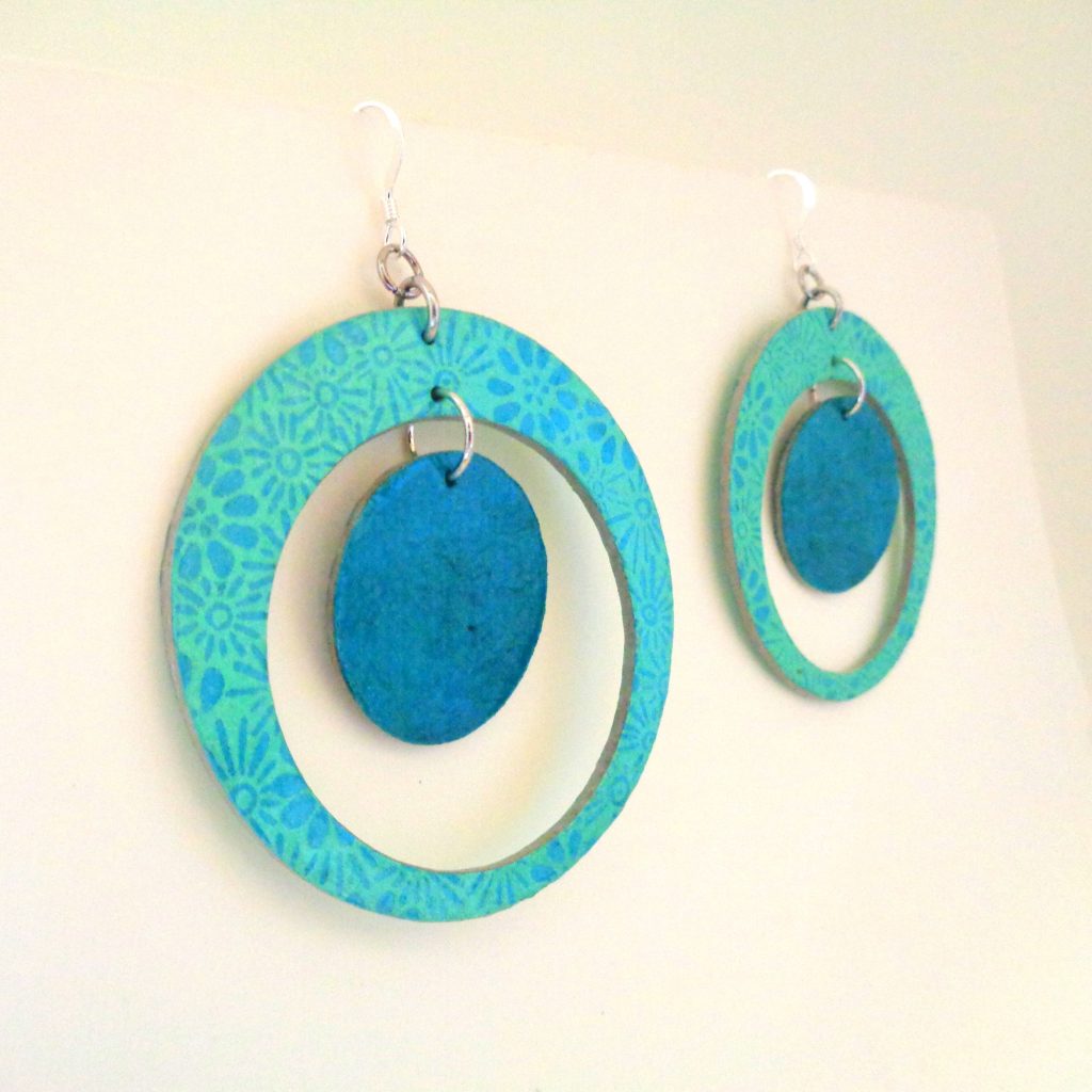 Boucles d'oreille en carton - "Grandes créoles plus une" - Bleu à fleurs/Bleu turquoise - Argent 925