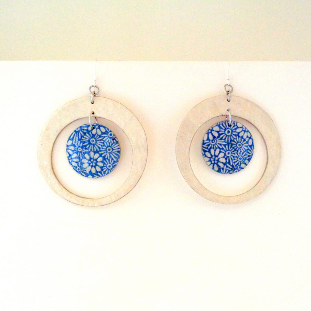 Boucles d'oreille en carton - Grandes créoles plus 1 - Blanc/fleurs bleues porcelaines - Argent 925