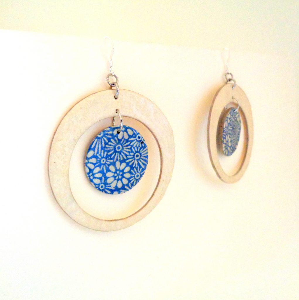 Boucles d'oreille en carton - Grandes créoles plus 1 - Blanc/fleurs bleues porcelaines - Argent 925