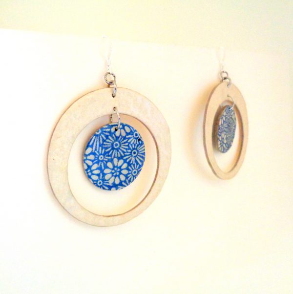 Boucles d'oreille en carton - Grandes créoles plus 1 - Blanc/fleurs bleues porcelaines - Argent 925