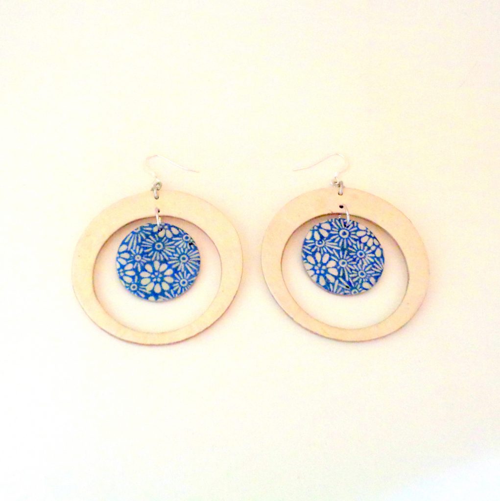 Boucles d'oreille en carton - Grandes créoles plus 1 - Blanc/fleurs bleues porcelaines - Argent 925