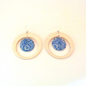 Boucles d'oreille en carton - Grandes créoles plus 1 - Blanc/fleurs bleues porcelaines - Argent 925 – Image 3