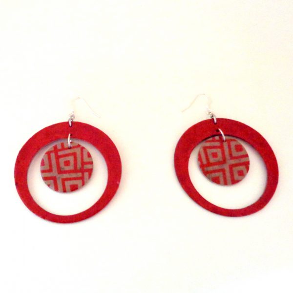 Boucles d'oreille en carton - Grandes créoles plus une - Rouge carmin/gris à motifs géo rouge - Argent 925